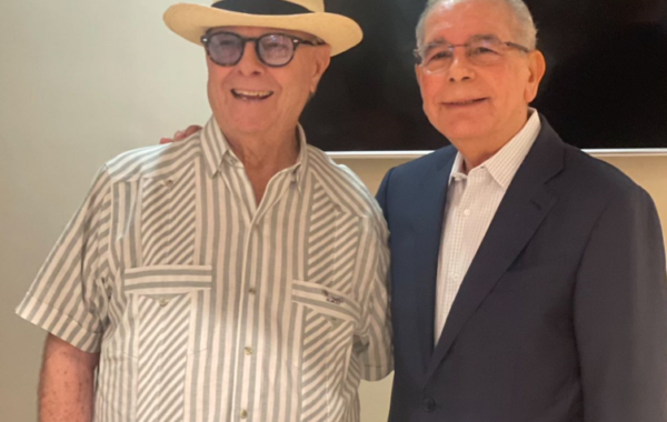 ¡Reencuentro de amistad! Danilo Medina recibe visita de Hipólito Mejía