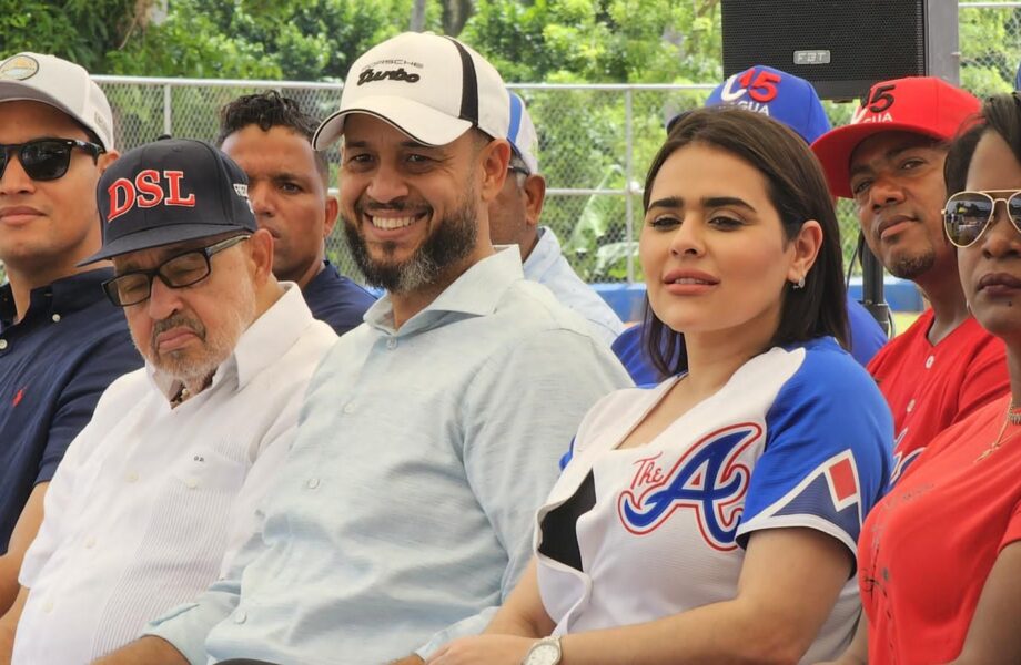 Karilyn Chabebe participa en la inauguración del Cuarto Torneo de Béisbol U15 Nagua