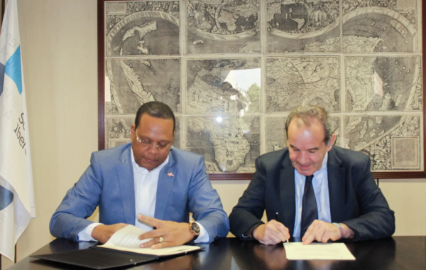 ProConsumidor y secretario general Iberoamericano firman acuerdo para consumidores digitales