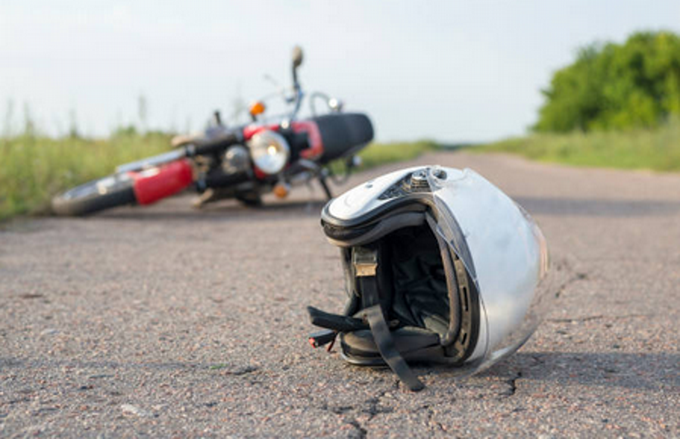 Accidente de motocicletas deja dos hombres gravemente heridos en Samaná