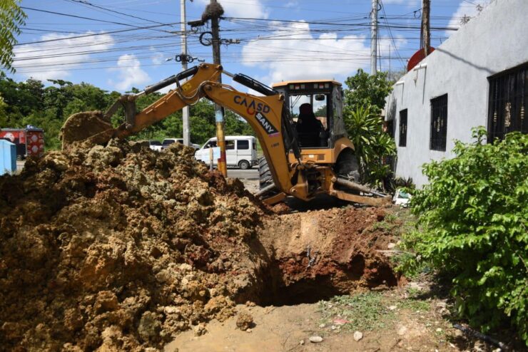 Camión perfora tubería de un acueducto e interrumpe el suministro de agua en SDE