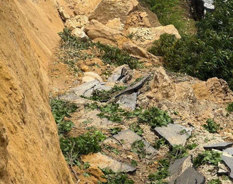 Derrumbe provoca cierre de carretera -Samangola-Boca de Nigua, San Cristóbal