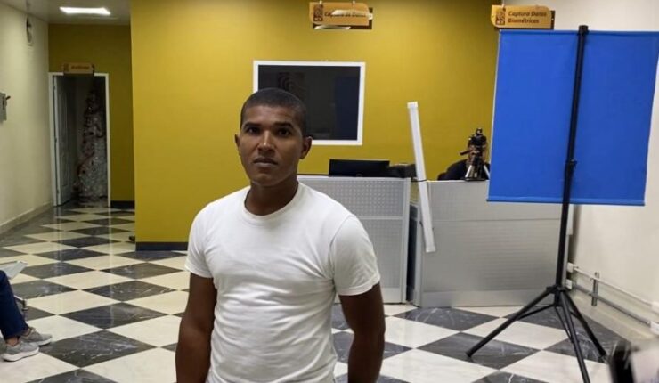 Tras años de espera, joven de Bayaguana recibe su cédula por error en acta de nacimiento