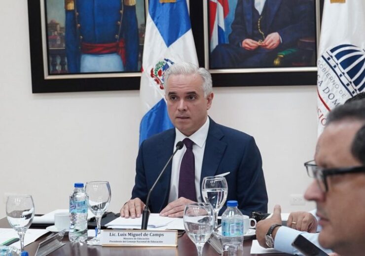 Luis Miguel De Camps presenta hoja de ruta educativa ante el Consejo Nacional de Educación Santo Domingo.– El ministro de Educación, Luis Miguel De Camps, encabezó este martes su primer encuentro oficial con el Consejo Nacional de Educación (CNE), en el que delineó los principales ejes estratégicos para el año escolar 2025-2026, destacando una gestión centrada en la calidad, la inclusión y la corresponsabilidad. Durante la sesión, De Camps subrayó la importancia de una planificación anticipada que garantice un inicio de clases eficiente y con los recursos necesarios, tanto a nivel académico como administrativo. En ese sentido, informó sobre avances en la asignación de docentes mediante el banco de elegibles, la adecuación del currículo escolar y la preparación de materiales pedagógicos. Como parte de estas acciones, se creó una comisión especial de seguimiento, coordinada por el Viceministerio de Servicios Técnicos y Pedagógicos, que supervisará todo el proceso preparatorio del nuevo ciclo lectivo. El funcionario expuso que su gestión se apoyará en cinco pilares fundamentales: estudiantes, docentes, familias, sociedad civil y servidores públicos. Estos componentes, según explicó, fueron identificados durante la etapa de transición mediante un proceso de diálogo abierto con diversos sectores del sistema educativo. “Nuestra meta es construir una gobernanza educativa moderna, participativa y orientada a resultados”, afirmó De Camps ante los miembros del órgano rector del sistema preuniversitario. En la sesión también se anunció la declaración de la Evaluación del Desempeño Docente como una prioridad nacional, formalizada a través de la Orden Departamental 50-2025. Esta iniciativa busca fortalecer la formación y desempeño del cuerpo magisterial, elevando los estándares de calidad mediante criterios técnicos y participativos. Otro de los temas tratados fue la propuesta de reforzar la enseñanza de la Educación Moral y Cívica con la inclusión de una hora semanal en los niveles de Primaria y Secundaria. La iniciativa será debatida en una sesión extraordinaria del CNE convocada para julio, con miras a definir su aplicación en el currículo nacional. Durante la reunión, también fueron juramentados el nuevo secretario del Consejo, Oliver Carreño Simó, y el ministro de Cultura y Comunicación, Roberto Ángel Salcedo, quien se integra como miembro del órgano colegiado. De Camps cerró su intervención reafirmando su compromiso de consolidar el CNE como un espacio plural, de diálogo y consenso, enfocado en mejorar los resultados del sistema educativo y garantizar el bienestar de los estudiantes.