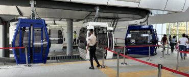 Santo Domingo. – El Teleférico de Los Alcarrizos suspenderá sus operaciones del 27 de junio al 6 de julio debido a labores de mantenimiento programado, según informó este miércoles la Oficina de Desarrollo para Proyectos de Movilidad Urbana e Interurbana (FITRAM) mediante un comunicado oficial. Durante ese período, el servicio de transporte en el corredor de Los Alcarrizos será asumido por la Oficina Metropolitana de Servicios de Autobuses (OMSA), que establecerá paradas estratégicas en Los Americanos, Puente Blanco, la Bomba Total de la calle Duarte y la estación Los Alcarrizos. FITRAM indicó que el sistema retomará sus operaciones habituales el domingo 7 de julio en su horario regular. Asimismo, se habilitarán puntos de boletería durante el tiempo de suspensión, con los siguientes horarios: Puntos: Alcarrizos, Puente Blanco y Americanos Lunes a viernes: 6:00 a.m. – 10:00 p.m. Sábados: 6:00 a.m. – 8:30 p.m. Domingos: 8:00 a.m. – 8:30 p.m. Punto: Las Toronjas Lunes a domingo: 8:00 a.m. – 5:00 p.m.