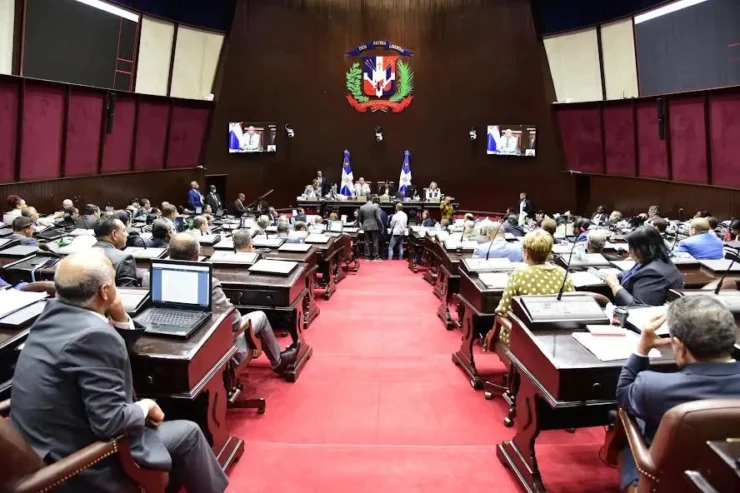 Proyecto para reducir pasantía médica a seis meses avanza al Senado con aval de Diputados