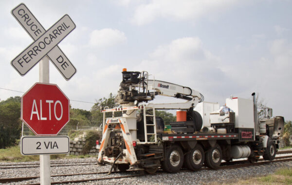Ascienden a 14 las víctimas mortales por el descarrilamiento de un tren en sur de México