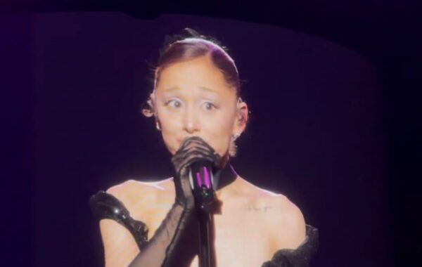 Ariana Grande rompe a llorar en el último concierto, antes de su retirada
