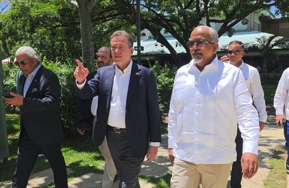 Ministro Bisonó se reúne con lideres del sector comercio en Dajabón tras reunión con autoridades haitianas
