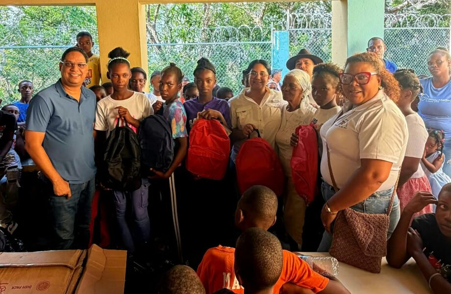 Dr. Israel Mañón entrega de útiles escolares a niños de la frontera