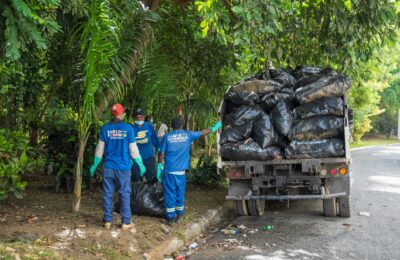 Alcaldía del DN conmemora el Día Internacional de la Limpieza de Playas interviniendo playa San Gil y cañada en Arroyo Hondo