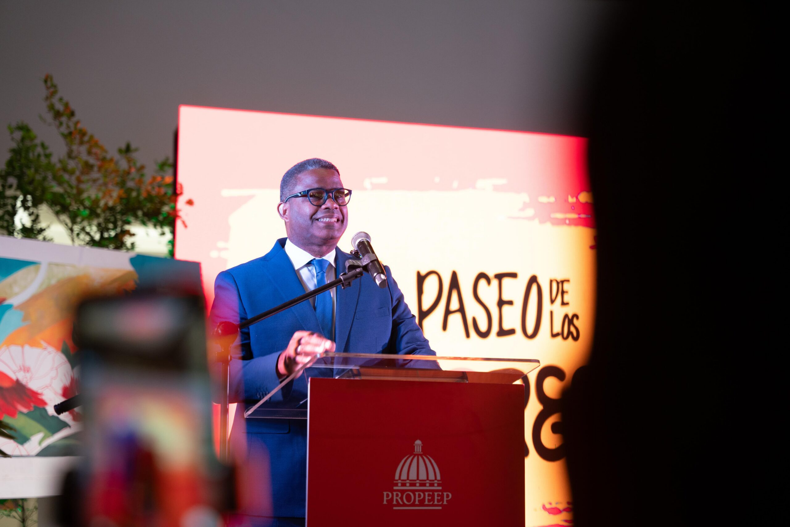 Propeep inaugura exposición “Entre Muros y Colores” y presenta segunda edición del álbum sobre el Paseo de los Colores