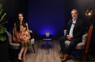 Pablo McKinney aborda la “comunicación coprológica” o ‘’empresa de chantaje’’ en De Cerca con Karina Alarcón