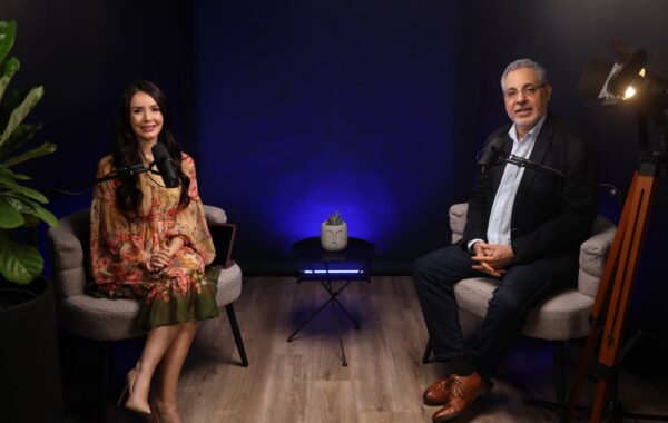 Pablo McKinney aborda la “comunicación coprológica” o ‘’empresa de chantaje’’ en De Cerca con Karina Alarcón