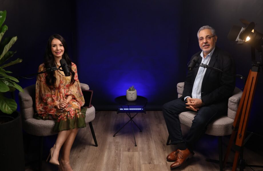 Pablo McKinney aborda la “comunicación coprológica” o ‘’empresa de chantaje’’ en De Cerca con Karina Alarcón