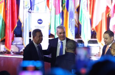Abinader y Leonel Fernández protagonizan simbólico abrazo durante clausura del World Law Congress
