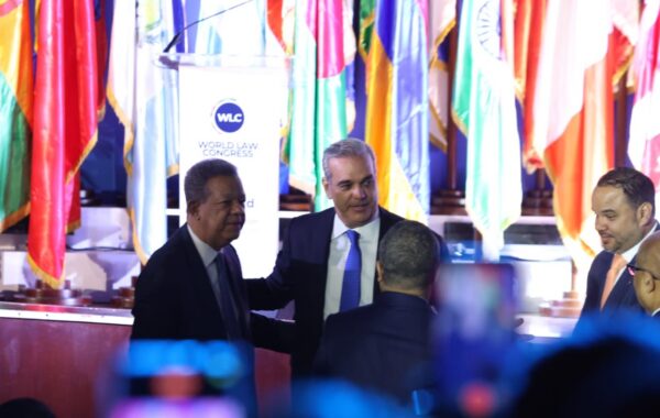 Abinader y Leonel Fernández protagonizan simbólico abrazo durante clausura del World Law Congress