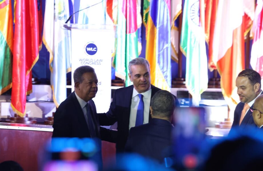 Abinader y Leonel Fernández protagonizan simbólico abrazo durante clausura del World Law Congress