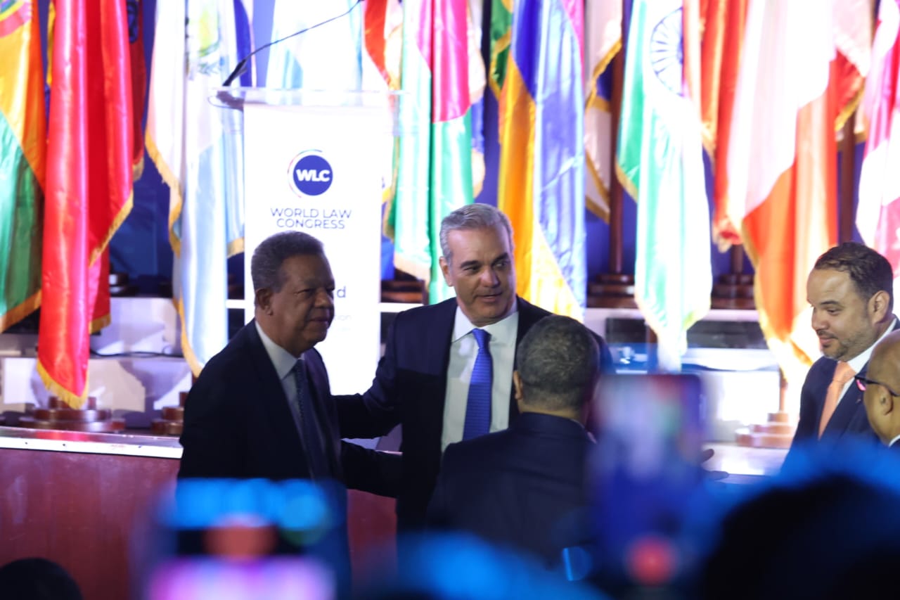 Abinader y Leonel Fernández protagonizan simbólico abrazo durante clausura del World Law Congress