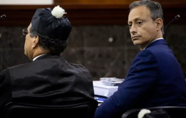 Aplazan audiencia de Jean Alain por licencia médica de imputada