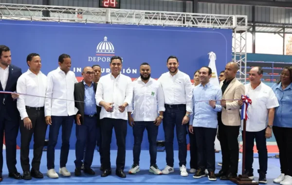 Kelvin Cruz entrega renovado multiuso Antonio Duvergé con inversión superior a RD$31 millones
