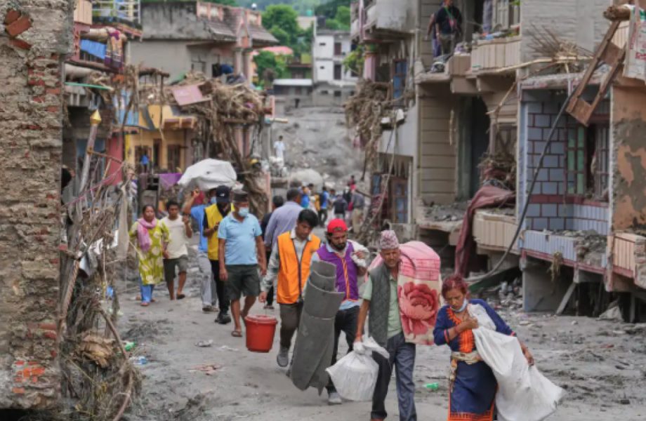 Nepal eleva a 1,295 los muertos por las riadas tras rescatar a dos hombres con vida