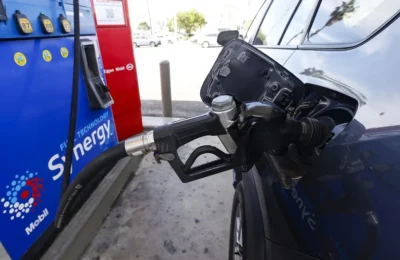 El alto precio de la gasolina, un arma demócrata para disputar distritos clave en EE.UU.