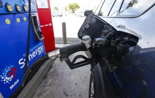 El alto precio de la gasolina, un arma demócrata para disputar distritos clave en EE.UU.