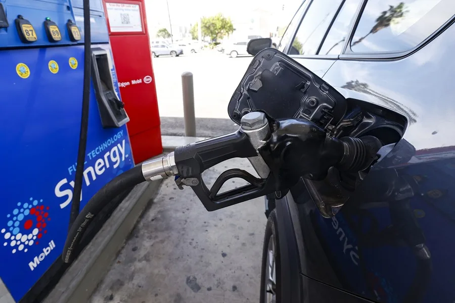 El alto precio de la gasolina, un arma demócrata para disputar distritos clave en EE.UU.