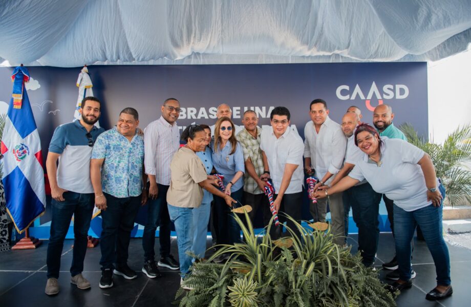 Fellito Suberví deja iniciado el saneamiento de cañada Santa Clara y red de alcantarillado sanitario, en Capotillo