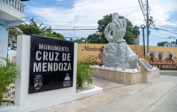 Dío Astacio inaugura monumento remozado de la Cruz de Mendoza en Santo Domingo Este