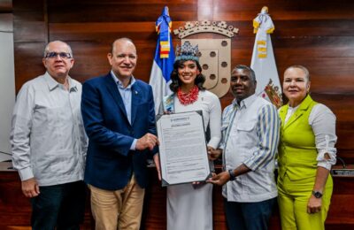 Ayuntamiento de Santiago reconoce a la Miss Mundo 2026 Joheirry Mola como “Visitante Distinguida”