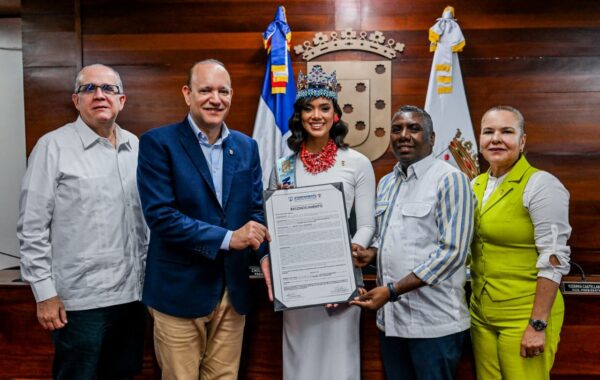 Ayuntamiento de Santiago reconoce a la Miss Mundo 2026 Joheirry Mola como “Visitante Distinguida”