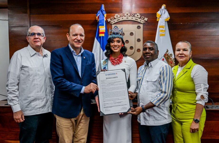 Ayuntamiento de Santiago reconoce a la Miss Mundo 2026 Joheirry Mola como “Visitante Distinguida”