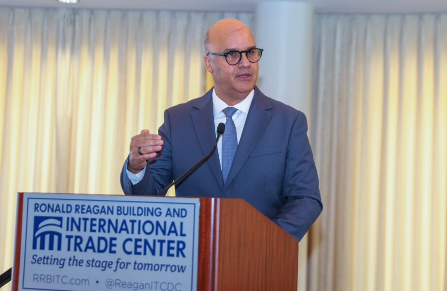 Igor Rodríguez muestra avances de la aviación civil dominicana en Washington