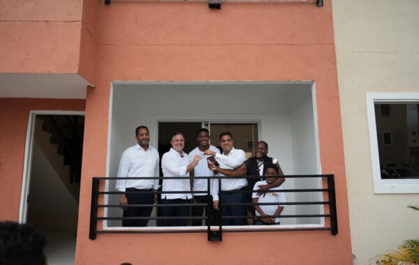 MIVED entrega vivienda al atleta Christopher Melenciano