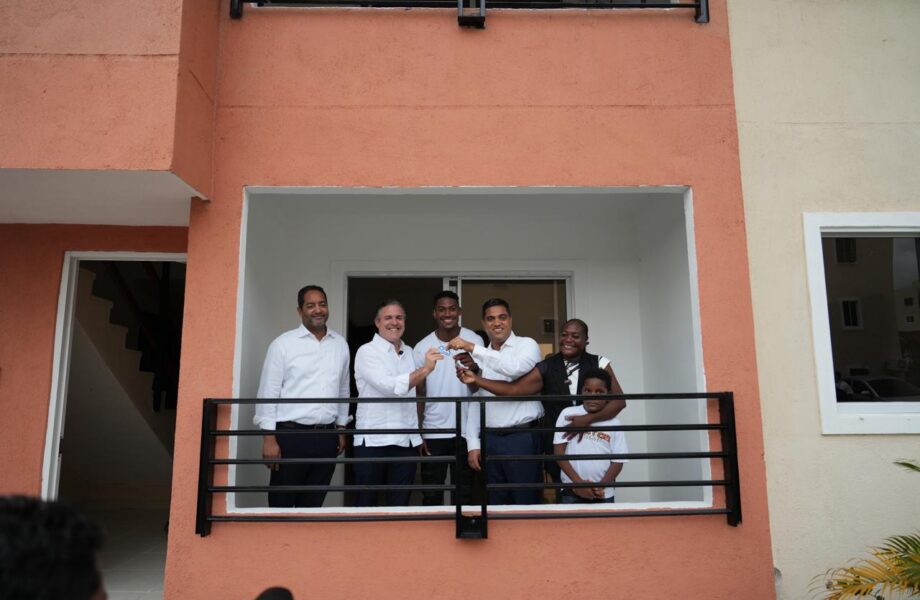MIVED entrega vivienda al atleta Christopher Melenciano