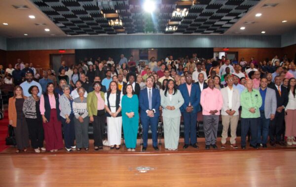 FCES-UASD lanza el Hackathon 2026 y presenta a AURA, su asistente universitaria de inteligencia artificial