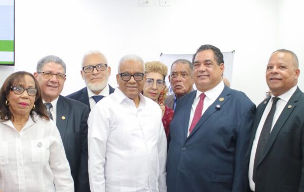 Gobierno otorga pensiones de RD$40,000 y seguro médico a notarios