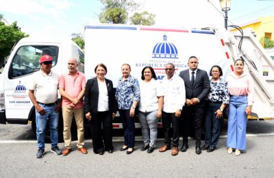 La Vega recibe nuevo camión recolector de desechos sólidos donado por el presidente Luis Abinader
