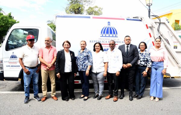 La Vega recibe nuevo camión recolector de desechos sólidos donado por el presidente Luis Abinader