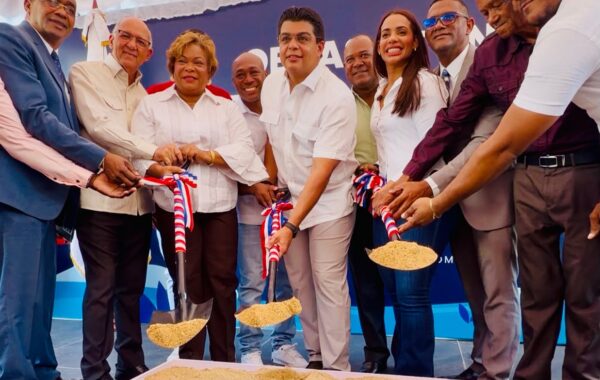 Fellito Suberví deja iniciados trabajos de saneamiento cañada Boronota, en SDN