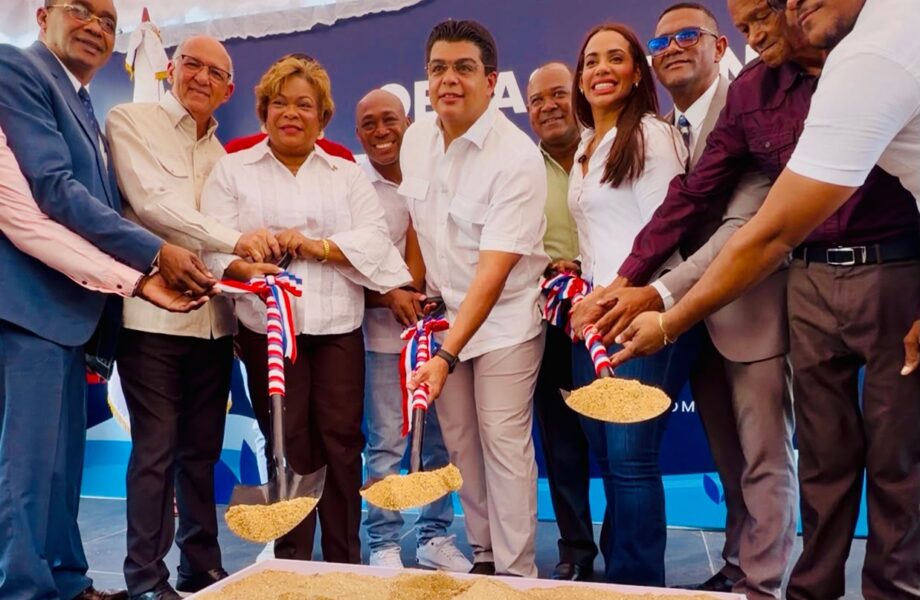 Fellito Suberví deja iniciados trabajos de saneamiento cañada Boronota, en SDN