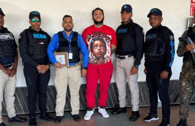 Policía Nacional recibe deportado desde Jamaica señalado como principal sospechoso de muerte de recolector de basura en Santiago