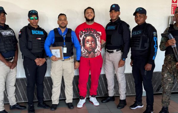 Policía Nacional recibe deportado desde Jamaica señalado como principal sospechoso de muerte de recolector de basura en Santiago