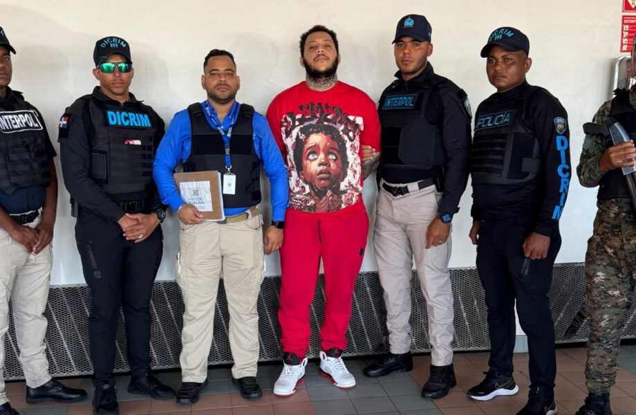 Policía Nacional recibe deportado desde Jamaica señalado como principal sospechoso de muerte de recolector de basura en Santiago