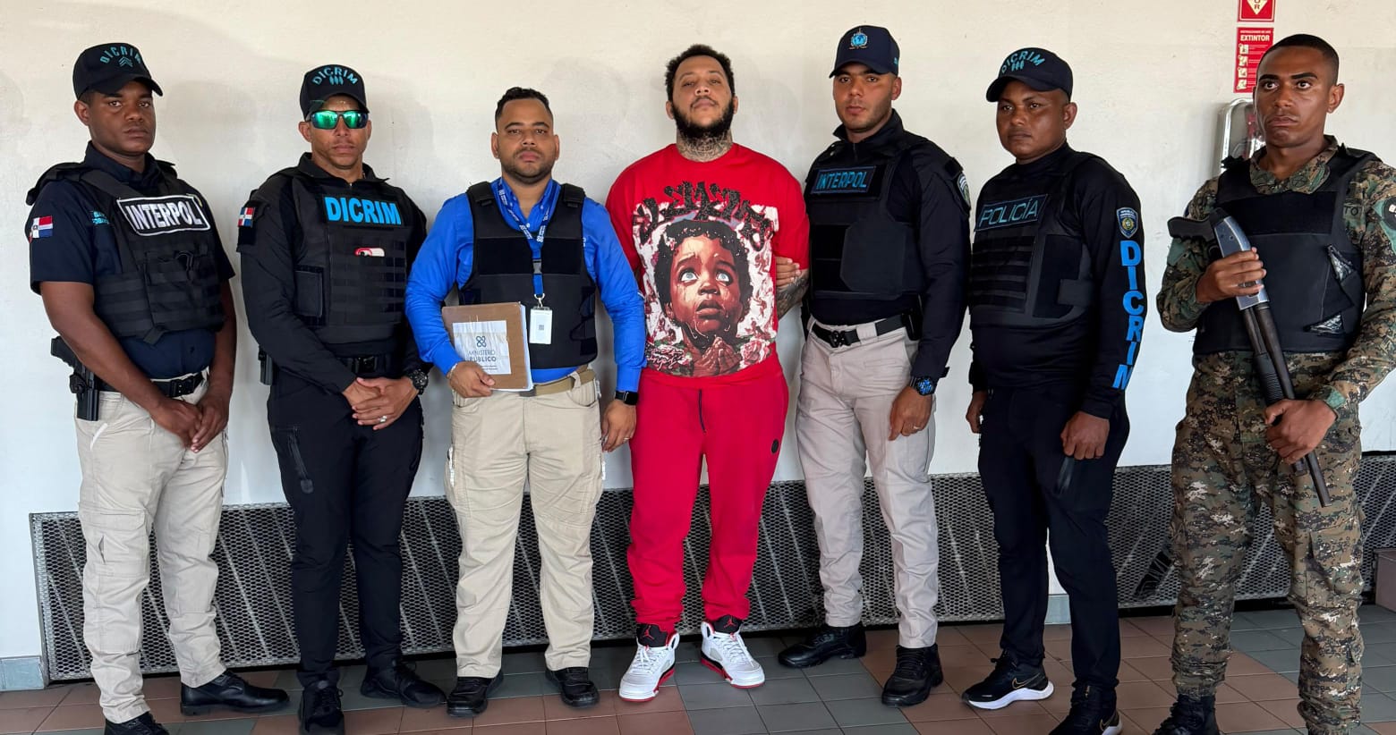 Policía Nacional recibe deportado desde Jamaica señalado como principal sospechoso de muerte de recolector de basura en Santiago