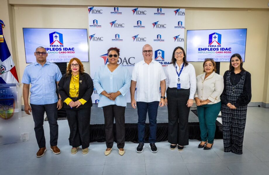 Cientos de jóvenes buscan empleo en feria del IDAC para el Aeropuerto de Cabo Rojo