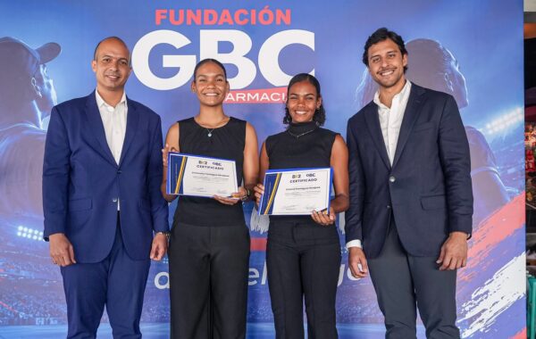 Raymond Rodríguez y Fundación GBC entregan becas deportivas universitarias a las atletas Crismeily y Crismil Paniagua