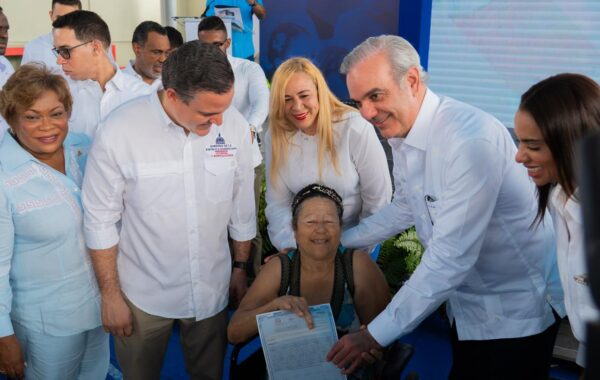 Presidente Luis Abinader y ministro Jean Luis Rodríguez encabezan entrega de títulos de propiedad en Santo Domingo Norte y apartamentos en Santo Domingo Este